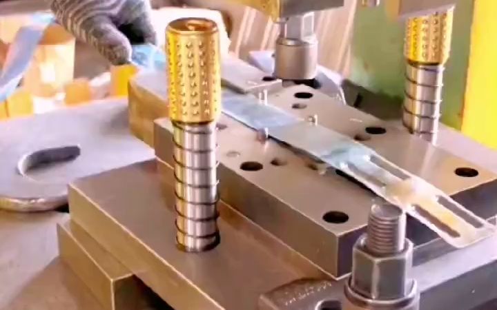 冲压模具加工现场实录 从钢板到精密模具的诞生